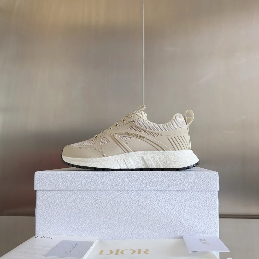[Dior Dior] P: 640💰Couple model Size: Female: 35-40 (customized at 41), male 39-44. (customized at 45) 2025 Dior Dior autumn and winter new couple model, thick-soled casual sports shoes, originally purchased and developed to reinterpret the sports style with an elegant and fashionable shape. The upper is crafted from white mesh fabric and features the Christian Dior Paris signature on the laces and heel. The exquisite two-color sole is light and soft, which can add a high-end temperament to all kinds of casual looks. The delivery counter is exquisitely packaged🛍📦 ▪️Material: Original custom imported first-layer cowhide ▪️Inner lining: Imported soft sheepskin lining ▪️Sole: Original open-molded anti-slip rubber material ▪️Sole thickness: 4CM